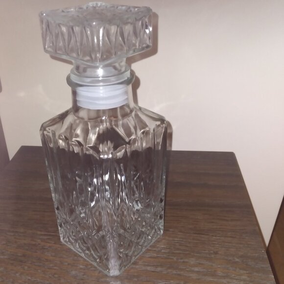 Classy Elegant Glass Decanter, Made in Europe - Picture 2 of 2